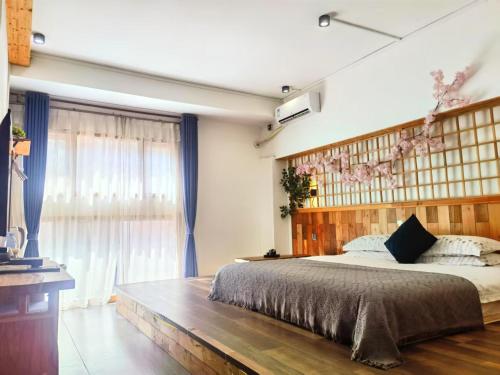 una camera da letto con un letto grande con testiera in legno di Guilin Changshe Hotel a Guilin