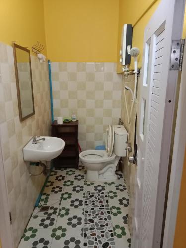 un baño con inodoro y lavabo en The Hideout, en Kampot