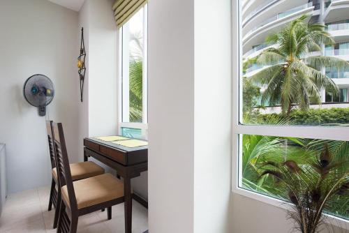 Habitación vacía con escritorio y ventana en Cozy apartment Karon, en Phuket
