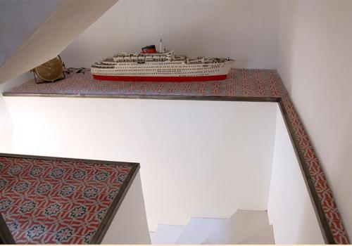 a model of a cruise ship sitting on a shelf at La Maison d'Odette in La Ciotat