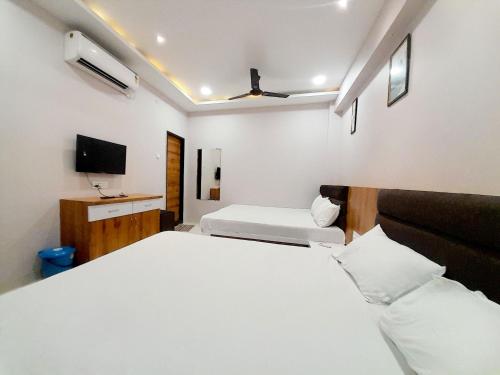 Postel nebo postele na pokoji v ubytování Hotel Mahadev Kripa