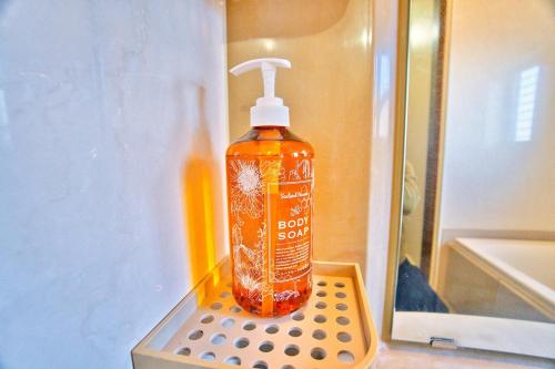 una botella de enjuague bucal en un estante de una nevera en Full House Rent in Tokyo Ghibli Sakura Shinjuku 1H, en Higashi-murayama