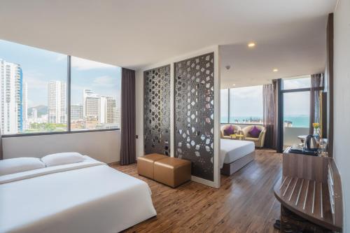 Кровать или кровати в номере V Hotel Nha Trang