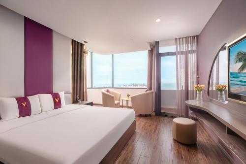 Кровать или кровати в номере V Hotel Nha Trang