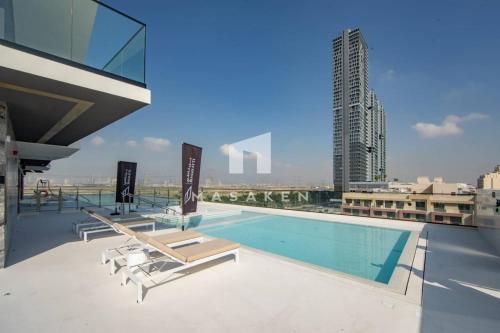 Chic & Serene 1br Apt Balcony, Pool & Parking