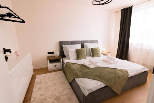 1 dormitorio blanco con 1 cama grande y ventana en Krivoo Apartments II-Private Parking, en Košice