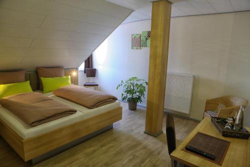 Postel nebo postele na pokoji v ubytování Landgasthof zum Hirschen