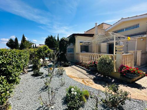 a house with a lot of plants in a yard at Villa strelitzia in Lachi