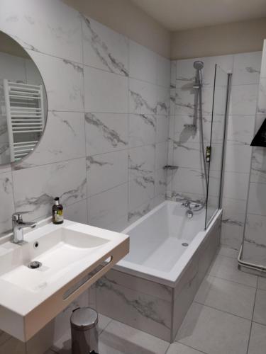 Koupelna v ubytování Cit'Hotel Logis De Brou, Bourg en Bresse