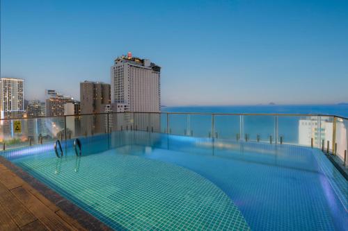 Бассейн в V Hotel Nha Trang или поблизости