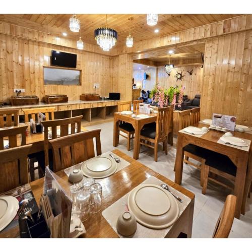 Una televisión o centro de entretenimiento en MB Igloo Resort