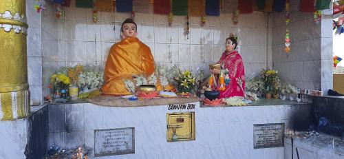 Sujata Buddha Homestay في بود جايا: تمثالان لامرأتين تجلسان على سطح منضدة