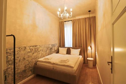Postel nebo postele na pokoji v ubytování 1901 Apotheker Apartments
