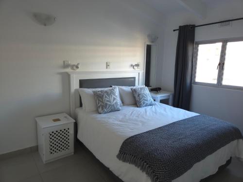 Un pat sau paturi într-o cameră la Chakas Rock Chalets 28 - newly renovated, ground floor unit