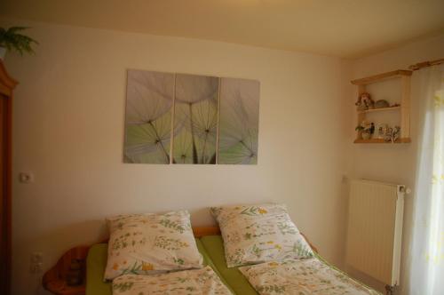 een woonkamer met een bank en een schilderij aan de muur bij Ferienwohnung Katzstein in Cunnersdorf