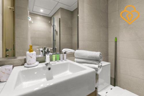 Et badeværelse på Keysplease Studio Azizi Riviera minutes to Downtown, Meydan