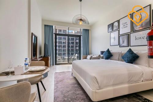 En eller flere senge i et værelse på Keysplease Studio Azizi Riviera minutes to Downtown, Meydan