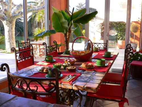 a dining room table with food on top of it at Villa Valflor chambres d'hôtes et appartements in Marseille