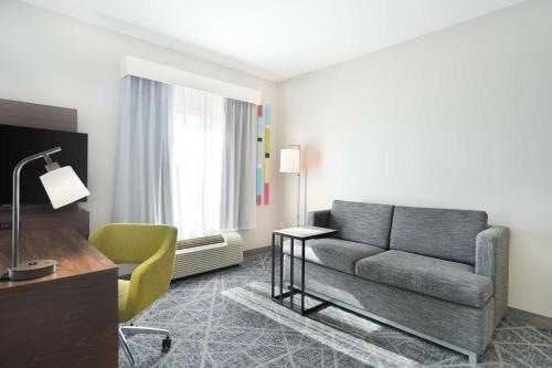 Χώρος καθιστικού στο Hampton Inn and Suites Tulsa Central