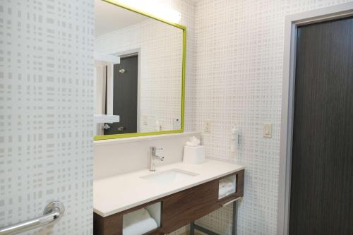 Ένα μπάνιο στο Hampton Inn and Suites Tulsa Central