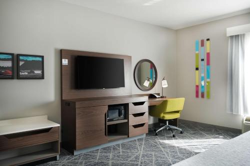 Μια τηλεόραση ή/και κέντρο ψυχαγωγίας στο Hampton Inn and Suites Tulsa Central