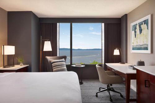 Postel nebo postele na pokoji v ubytování Hotel Champlain Burlington, Curio Collection by Hilton