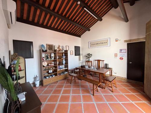 a living room with a table and a book shelf at 八八金歐王金城洋樓古厝民宿 in Jinsha