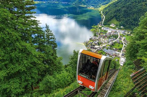 a train on tracks with a view of a lake at Bergträumerei in Bad Goisern