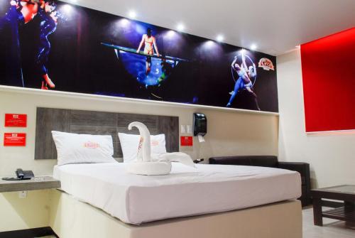 um quarto com uma cama grande e um cisne na parede em Motel el Circo em San Pablo Etla