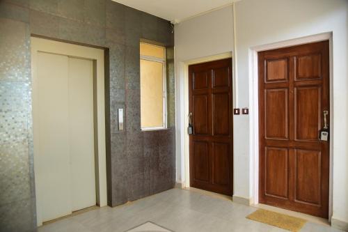 an empty hallway with two doors and a window at Dona Rosa Holiday Apartment in Varca