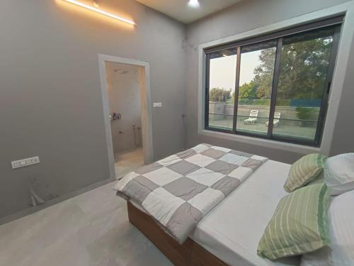 Postel nebo postele na pokoji v ubytování 4bhk Villa at Tiger Point- Mountain View Villa
