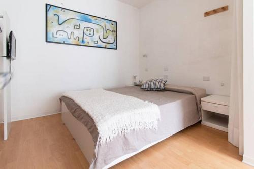 a bedroom with a bed and a painting on the wall at Holiday home Isola Rossa in Isola Rossa