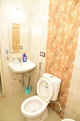 a bathroom with a toilet and a sink at Dona Rosa Holiday Apartment in Varca
