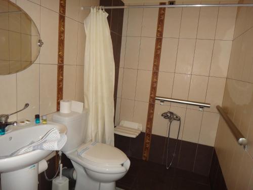 Un baño de 9 Queens Spa Hotel