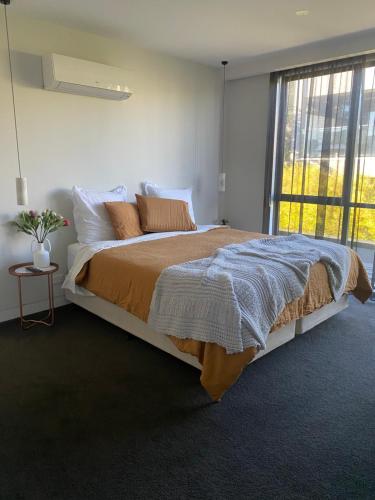 een slaapkamer met een groot bed en een raam bij Bayview Villa Portarlington in Portarlington