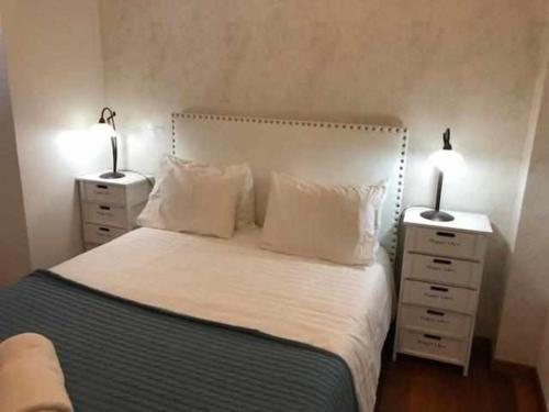 En eller flere senge i et værelse på GuestReady - Vila Rosa - Renovated Seaviews House