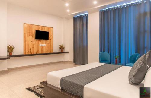 The Charvi Manor I Vacations I Conference I MICE I Family Events I Open Air Terrace I Sky Bonfire I Wooden Rooms With Pvt Balconies I by Exotic Staysにあるテレビまたはエンターテインメントセンター