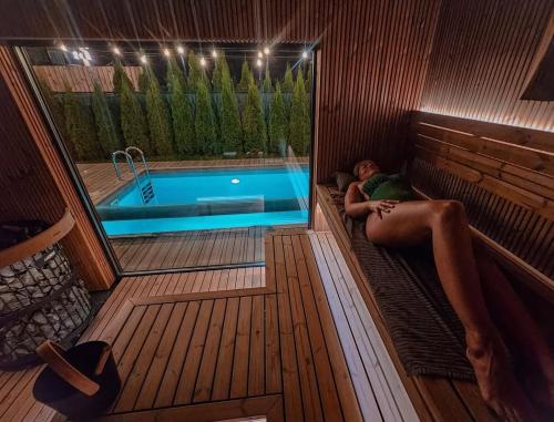 สระว่ายน้ำที่อยู่ใกล้ ๆ หรือใน Namas su PRIVAČIU BASEINU, SAUNA IR KUBILU!