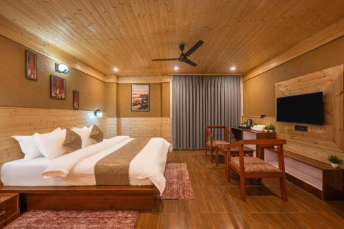 Postel nebo postele na pokoji v ubytování The Charvi Retreat I Conference I Vacations I MICE I Family Events I Open Air Terrace I Sky Bonfire I Wooden Rooms With Pvt Balconies I by Exotic Stays