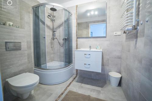a bathroom with a shower and a toilet and a sink at Wonder Home - Apartament blisko Ski Arena, szlaków turystycznych i Kościoła Wang in Karpacz