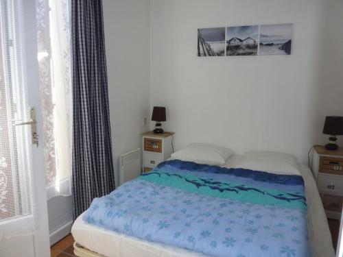 Ένα ή περισσότερα κρεβάτια σε δωμάτιο στο Duplex Brem Sur Mer Piscine Proximité Plage Parking 5 pers Max