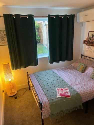 Postel nebo postele na pokoji v ubytování Magpie House BHX NEC HS2 free parking 4 bedrooms