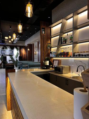 Lounge atau bar di The Nest HOTEL & RESTAURANT