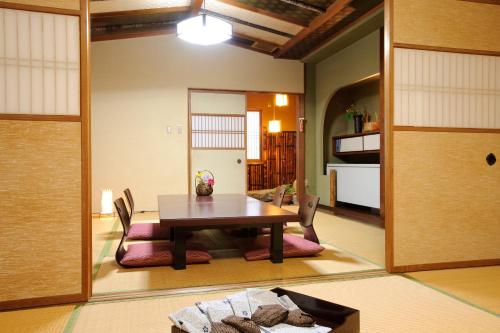 笠間市にある割烹旅館　城山のテーブルとキッチンのあるダイニングルーム