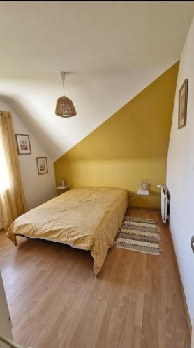 une chambre avec un grand lit dans une pièce dans l'établissement maison Pleubian 2kms de la mer -6 pers avec jardin, à Pleubian