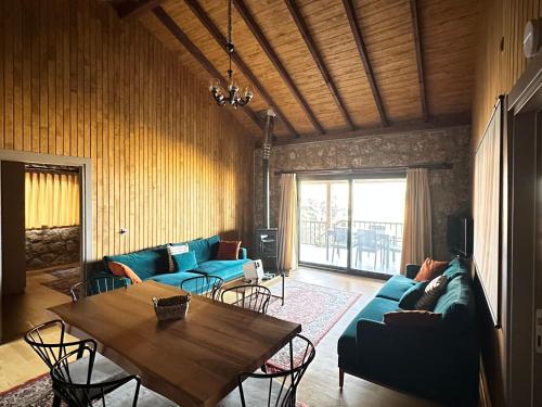 Seating area sa HillStone Adrasan, A premium Stone House