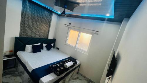 a small room with a bed and a window at Neelkanth pg house in Varanasi