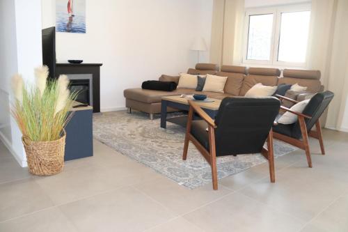 un salon avec un canapé et une table dans l'établissement Ferienhaus Ellomi - Klausdorf, à Klausdorf