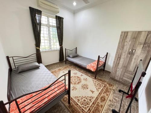 En eller flere senge i et værelse på ADA Homestay Senak