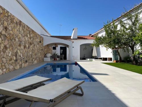 una piscina junto a una casa en Casa MIRA, en Olivenza